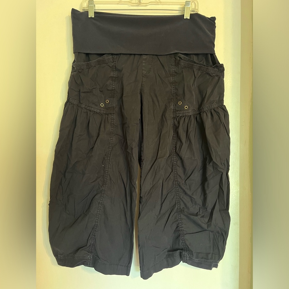 XCVI cargo capris. XL Black.